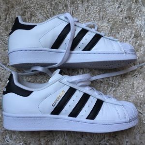 adidas superstar ( women’s size 5)